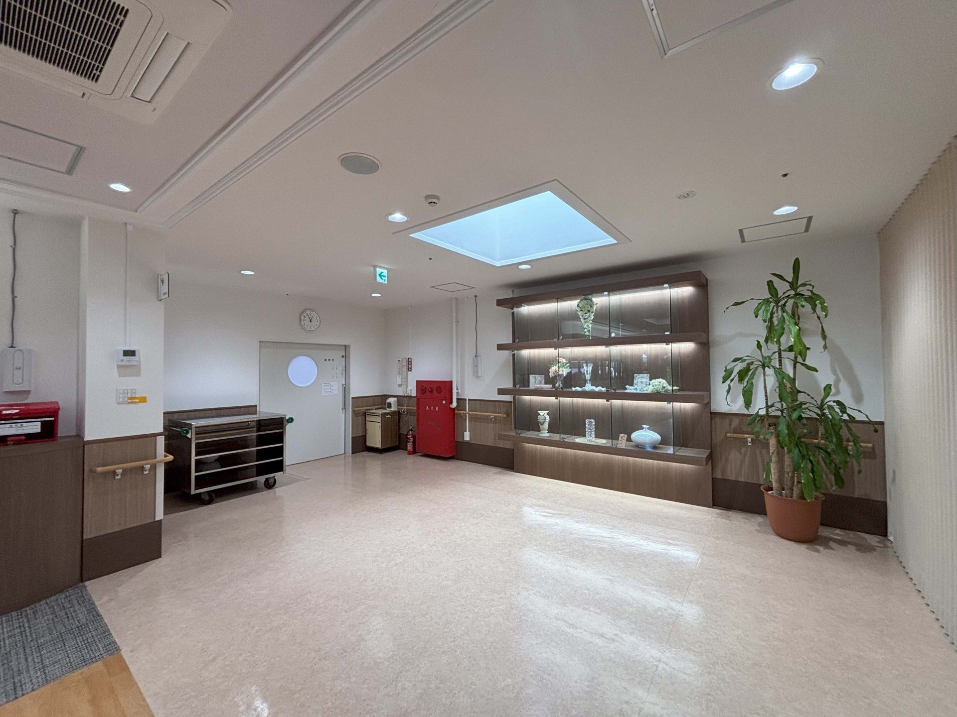 飾り棚のある明るい廊下