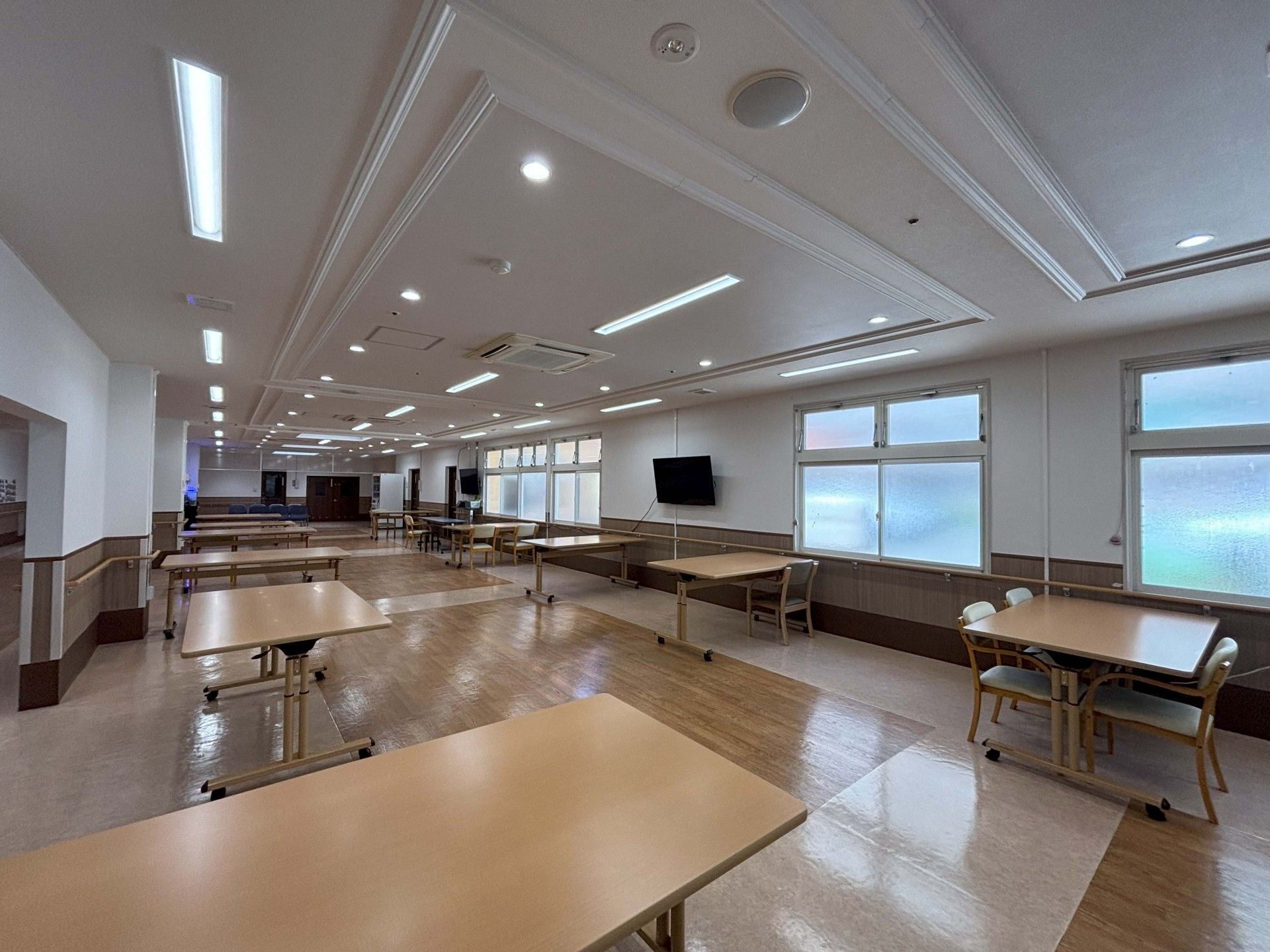 広いテーブルのある部屋