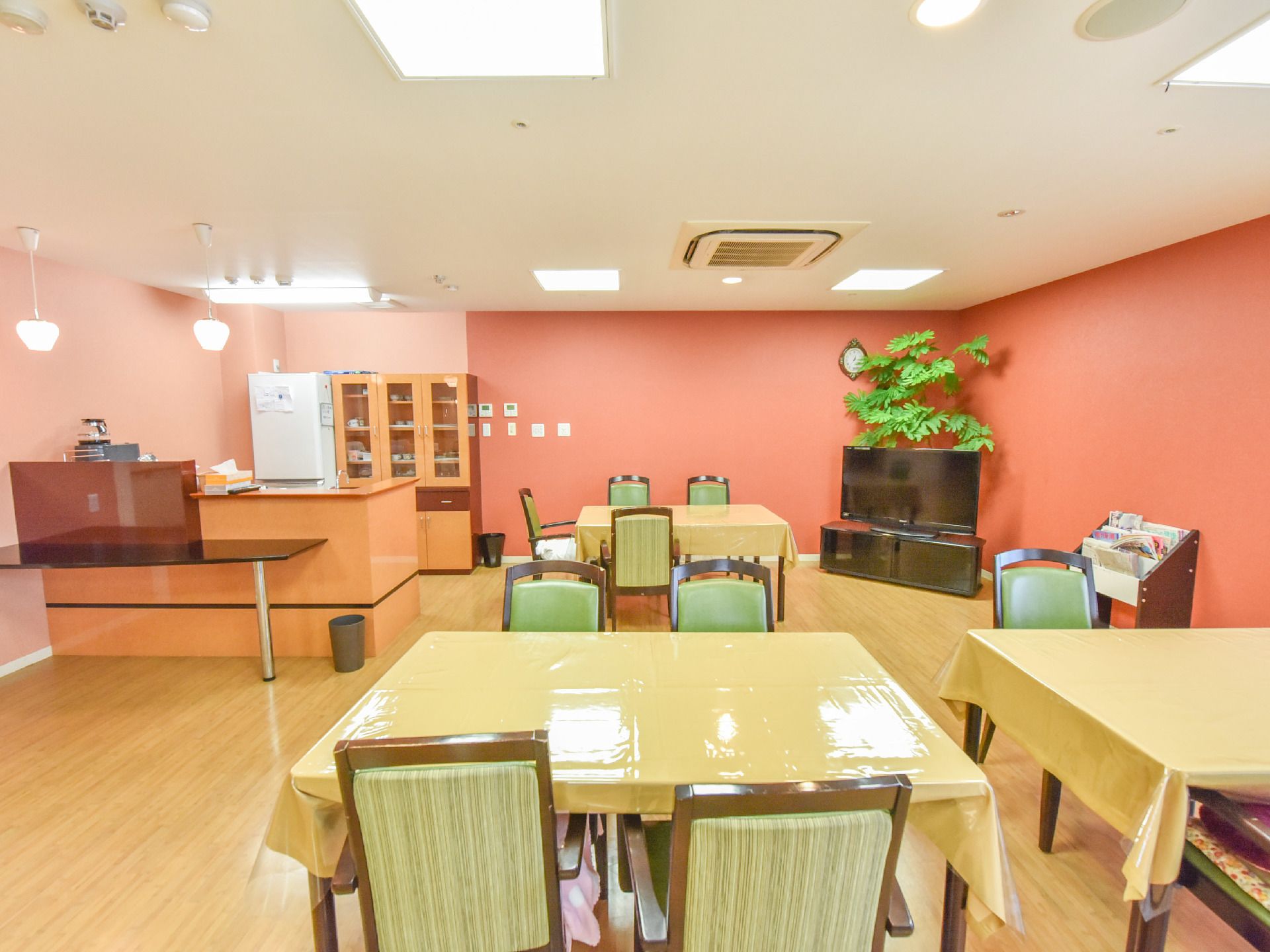 机が置かれている大部屋の一角にはキッチンがある。冷蔵庫やコップが入っている棚、コーヒを入れる容器などがある。