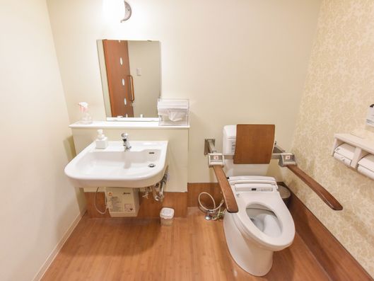 木の使われるトイレ