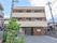 3階建ての建物となている。2階と3階は等間隔で網目が縦長の木の格子がつけられている。建物の手前は駐車場になっている。