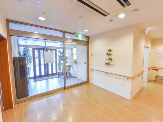 考えられた手すりと自動ドア