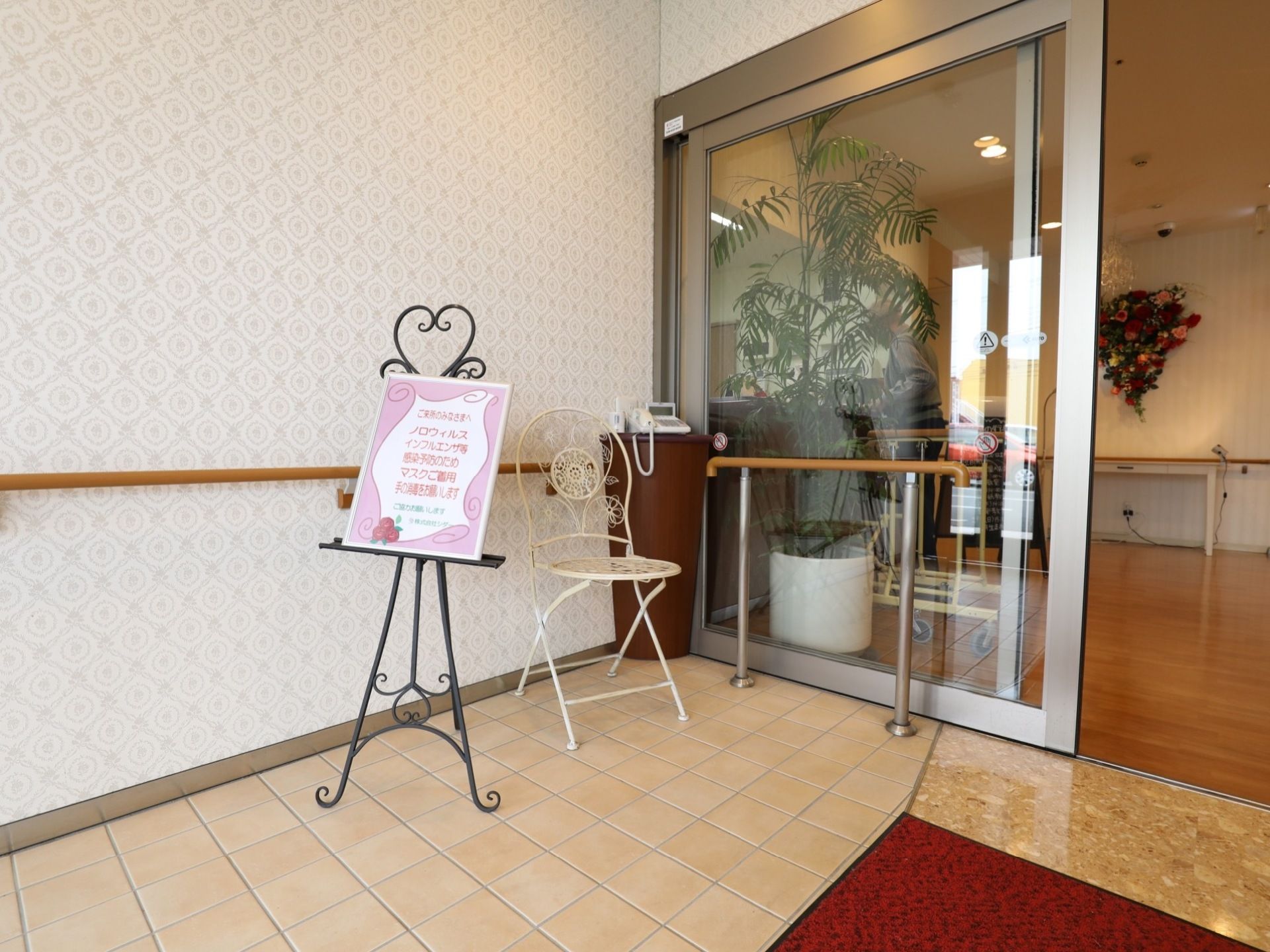 ホテルを思わせるような美しいエントランスである。ガラス張りの自動扉なので、明るく出入りが便利である。