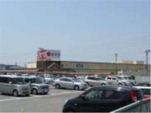 広い駐車場を完備した地元の総合スーパー。日用品や、食糧品など日々の生活に必要な品々を買うことができる。