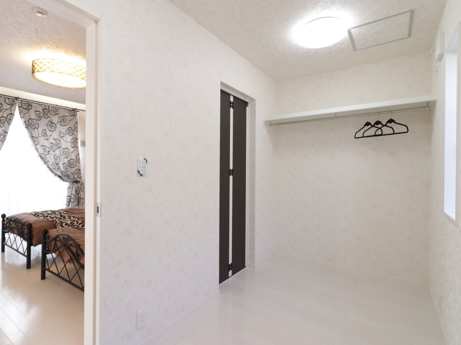 広い二人用居室に設置された収納用スペースは、少数の衣類が入る棚ではなくウォークインクローゼットとなっている。