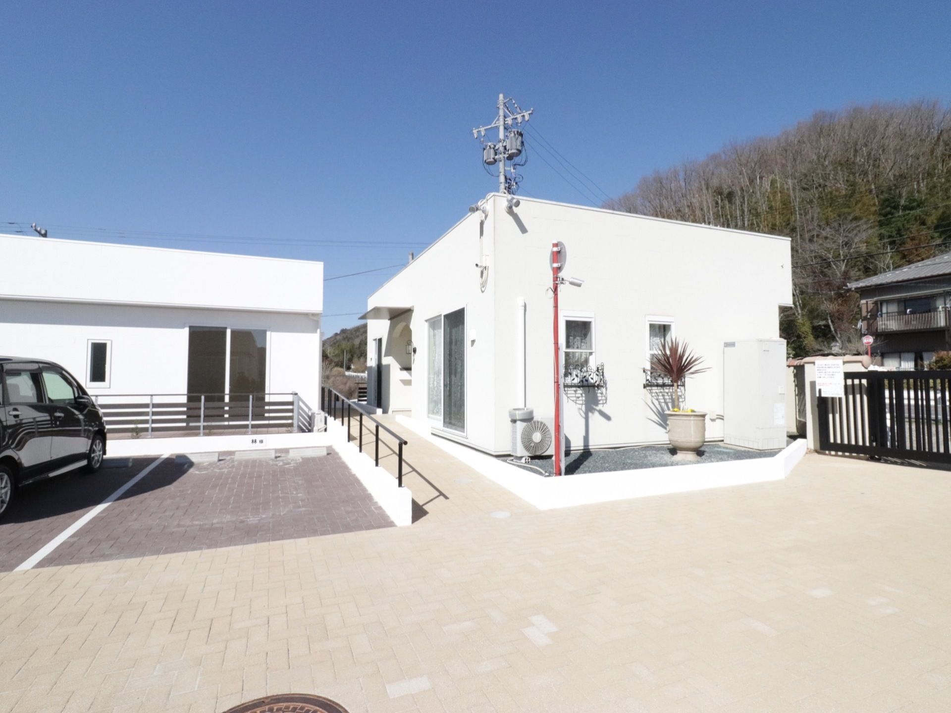各居住棟は傾斜のある敷地内に建てられているので、車椅子をご利用の方にも使えるよう、スロープが張り巡らされている。