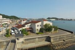 海辺の明るい施設外観
