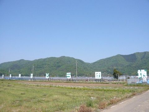 当施設の周辺は緑豊かな自然に恵まれた地域であり、ニュータウンとしても開発されている住みやすい住環境である。