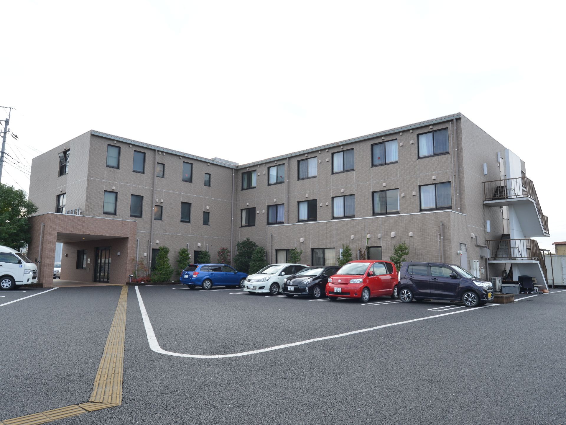 建物は鉄筋コンクリートの3階建てである。地震や災害に耐久性のある造りになっている。水害が起こりにくい場所で、土砂崩壊の危険性もない。