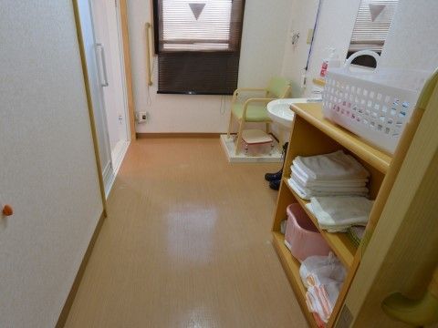 「にこにこ川原田倶楽部」脱衣所。こちらで衣服等をお脱ぎください。