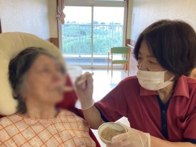 優しい介助の様子