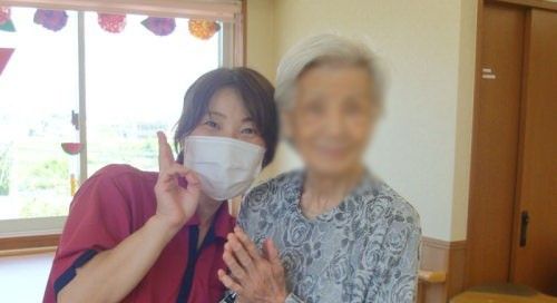 笑顔のスタッフと利用者