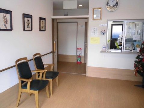 「善幸苑 大津」のエントランスホール。待っている間に座れる椅子を設置している。