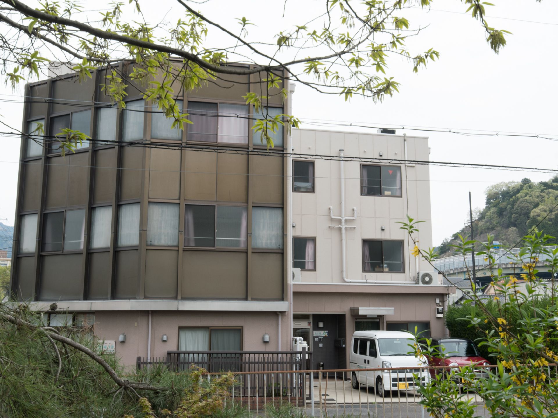 日照を確保するため、建物のデザインは多角形を活かしたモダンな設計を採用した。周辺には山や緑が多く、生活環境に優れている。