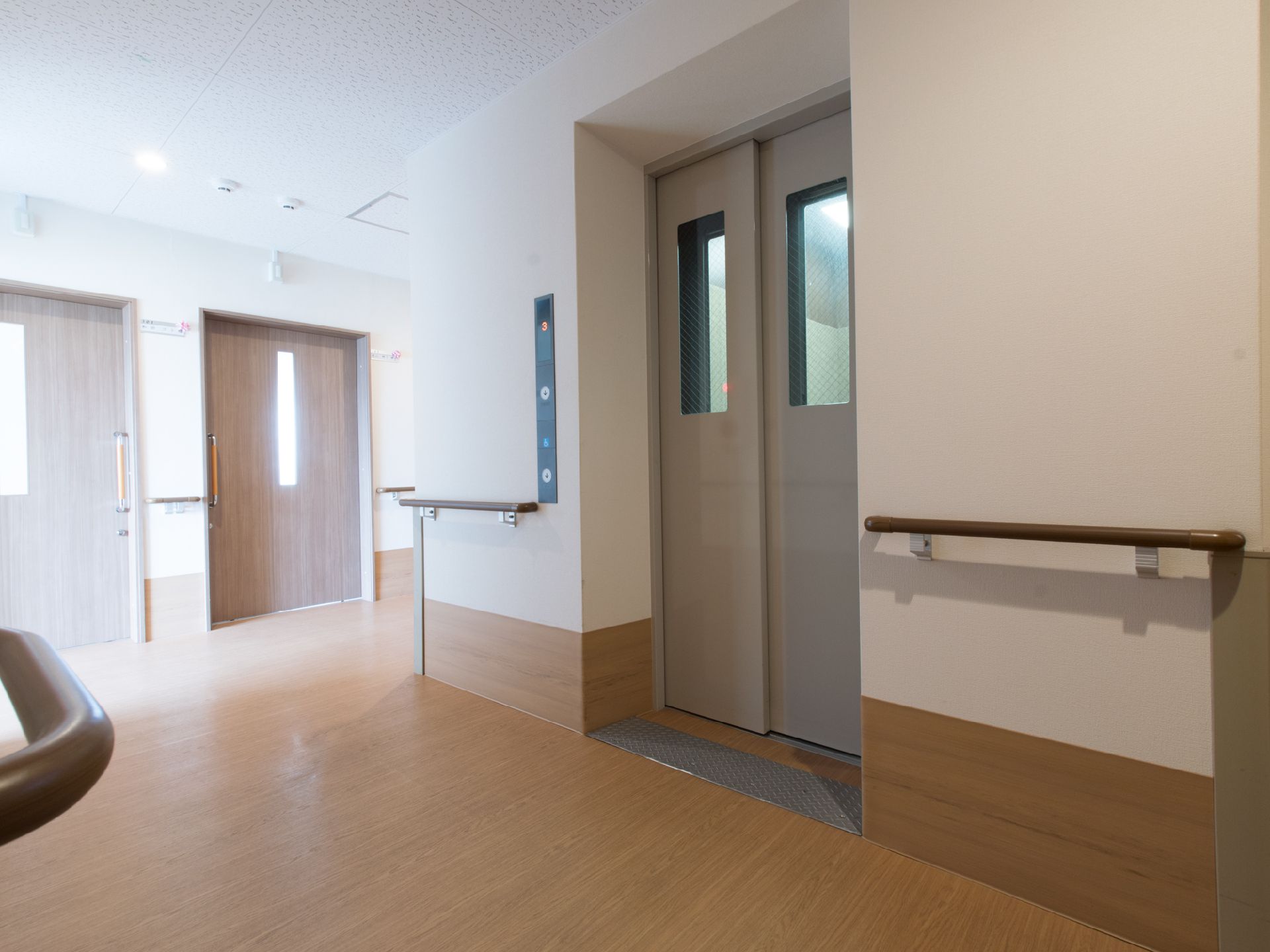 フロア間の移動に、エレベーターが設置されている。乗降の利便性を高めるため、ホールは広く、また床はバリアフリーで設計されている。