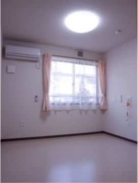 「善幸苑 緑地」の居室。シンプルな居室空間は、入居者様の自由に模様替えを行える。