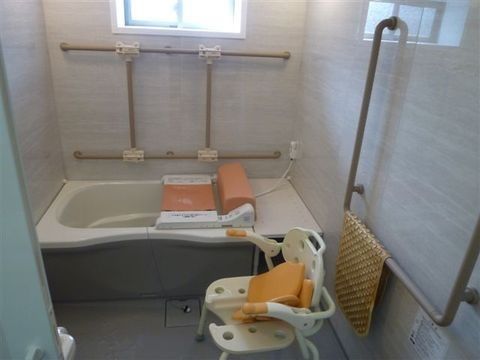 「善幸苑 緑地」の浴室。入居者様の快適な入浴ができるよう、補助器具のサポートが多く施されている。