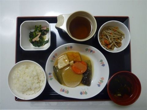 「善幸苑 緑地」のお食事。炭水化物、脂質、ビタミン等の栄養を整えたお食事がいただける。