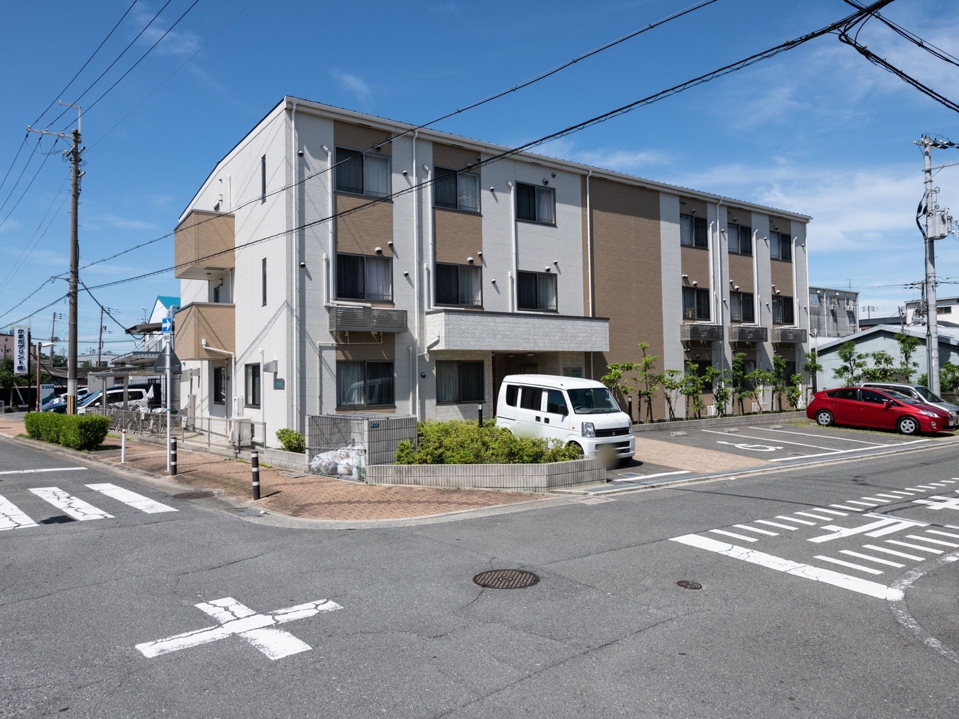 灰色を基調とした建物で、四角や長方形に茶色で塗られおしゃれな外観である。建物と駐車場の間には、植木スペースがある。