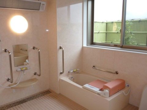 「ハートランド福山」の浴室。入居者様に、溜まった疲れを癒やしながら、至福のひと時を味わってもらう。