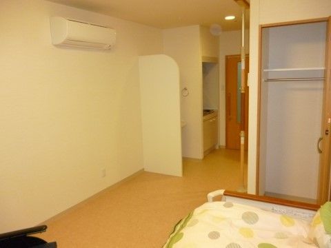 「ハートランド福山」の居室。収納、エアコン、洗面台、キッチンを完備している。