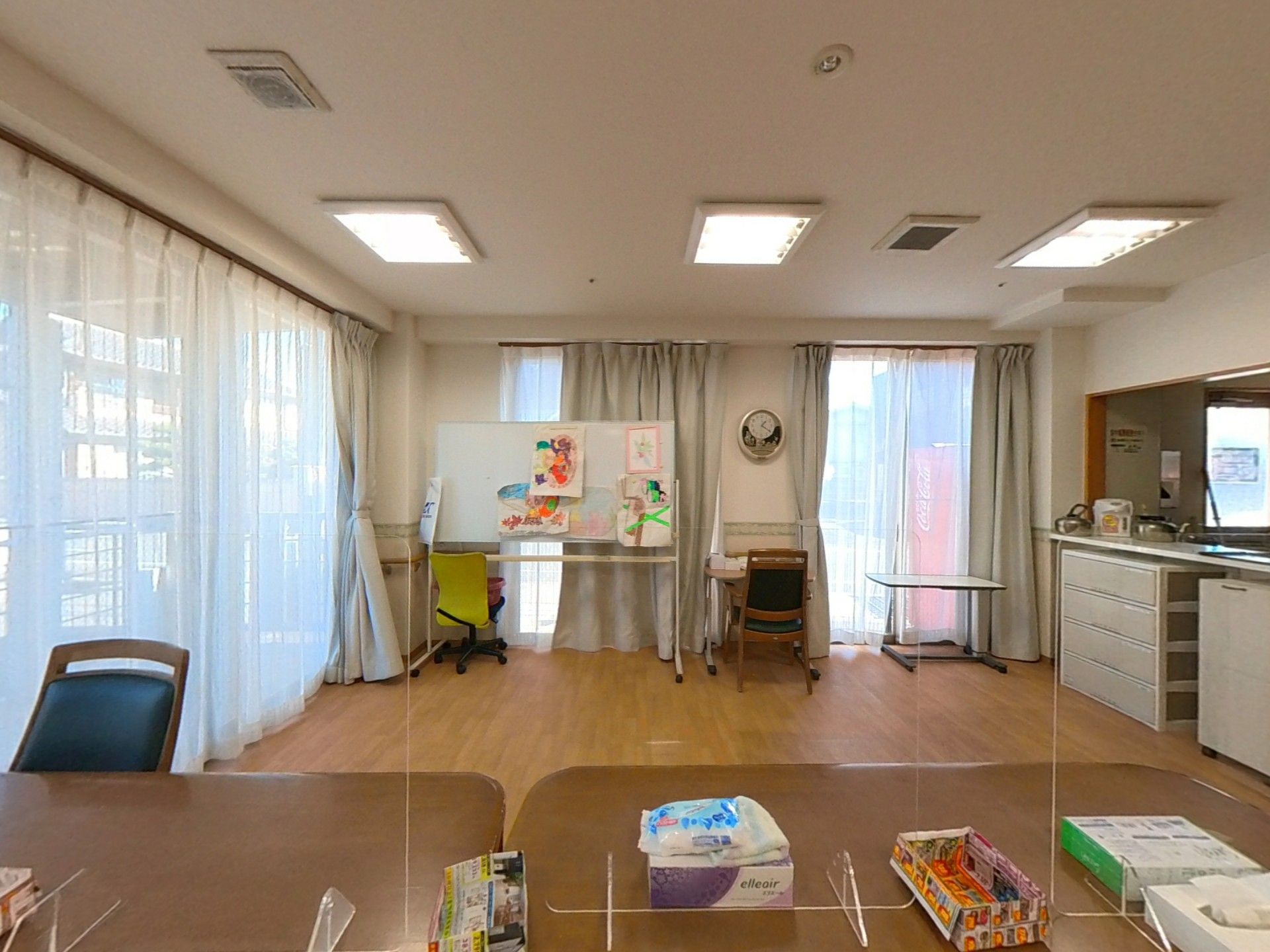 生花のレクリエーションを楽しむ高齢男性と女性スタッフ