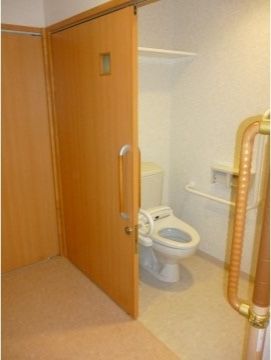 「ハートランド福山」のトイレ。スタッフの方が介助できるよう、広さを使いやすさを兼ね備えている。