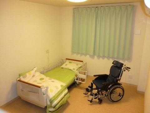 「ハートランド福山」の居室。電動リクライニングベッドになっており、体を起こしにくい方はありがたい装備。