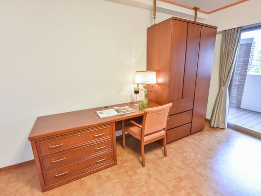 クローゼットと机