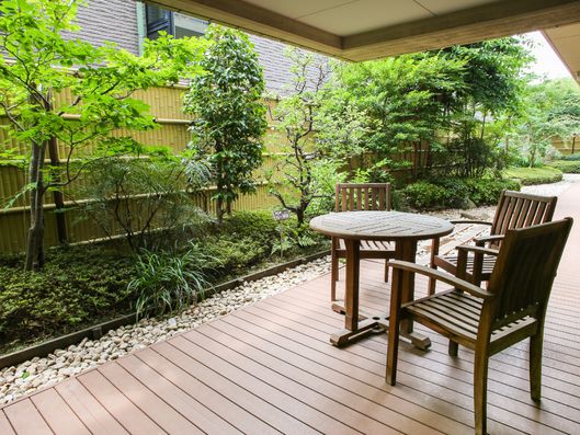 庭に設けられたウッドデッキ