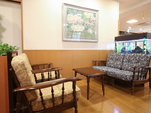 重厚なテーブルとソファ