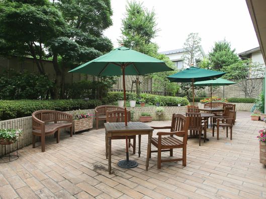 テーブルのある庭