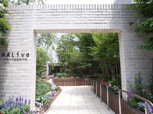 建物外観入り口周辺の様子