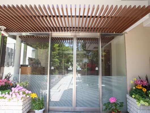 正面玄関外側周辺の様子