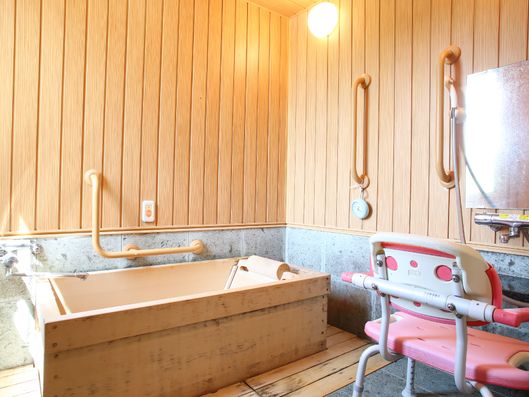 木製の湯船がある浴室