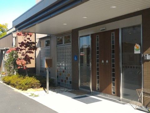 「レザミ鶴見緑地」の外観。広々とした玄関は、車いすでの移動も快適です。