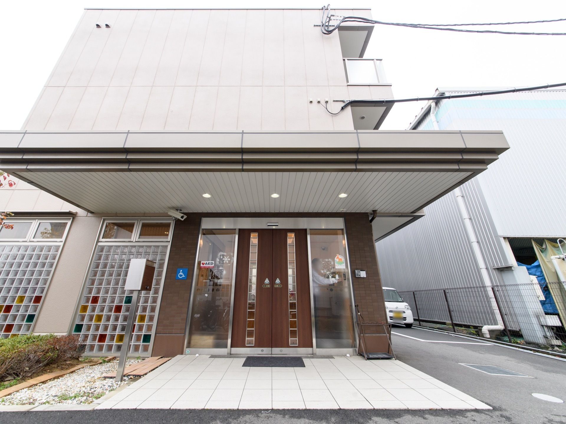 木目調の自動ドアや、ガラス戸がとてもおしゃれな玄関になっている。明るい雰囲気でお出迎えしている。気軽に相談など立ち寄ることができる。