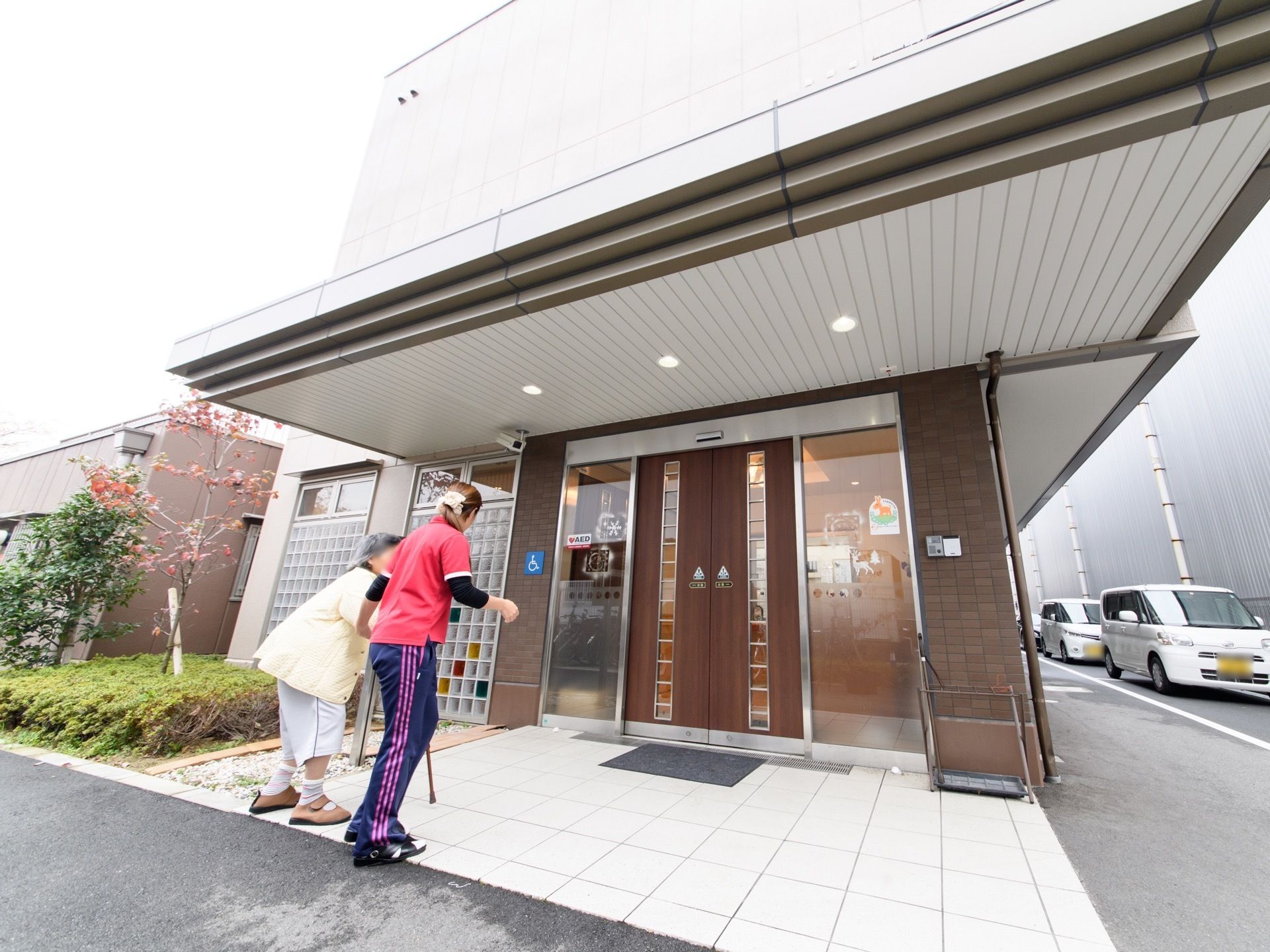 玄関先には段差がないので、安心して施設に出入りすることができ散歩など気軽にすることができる。明るい雰囲気の入り口になっている。