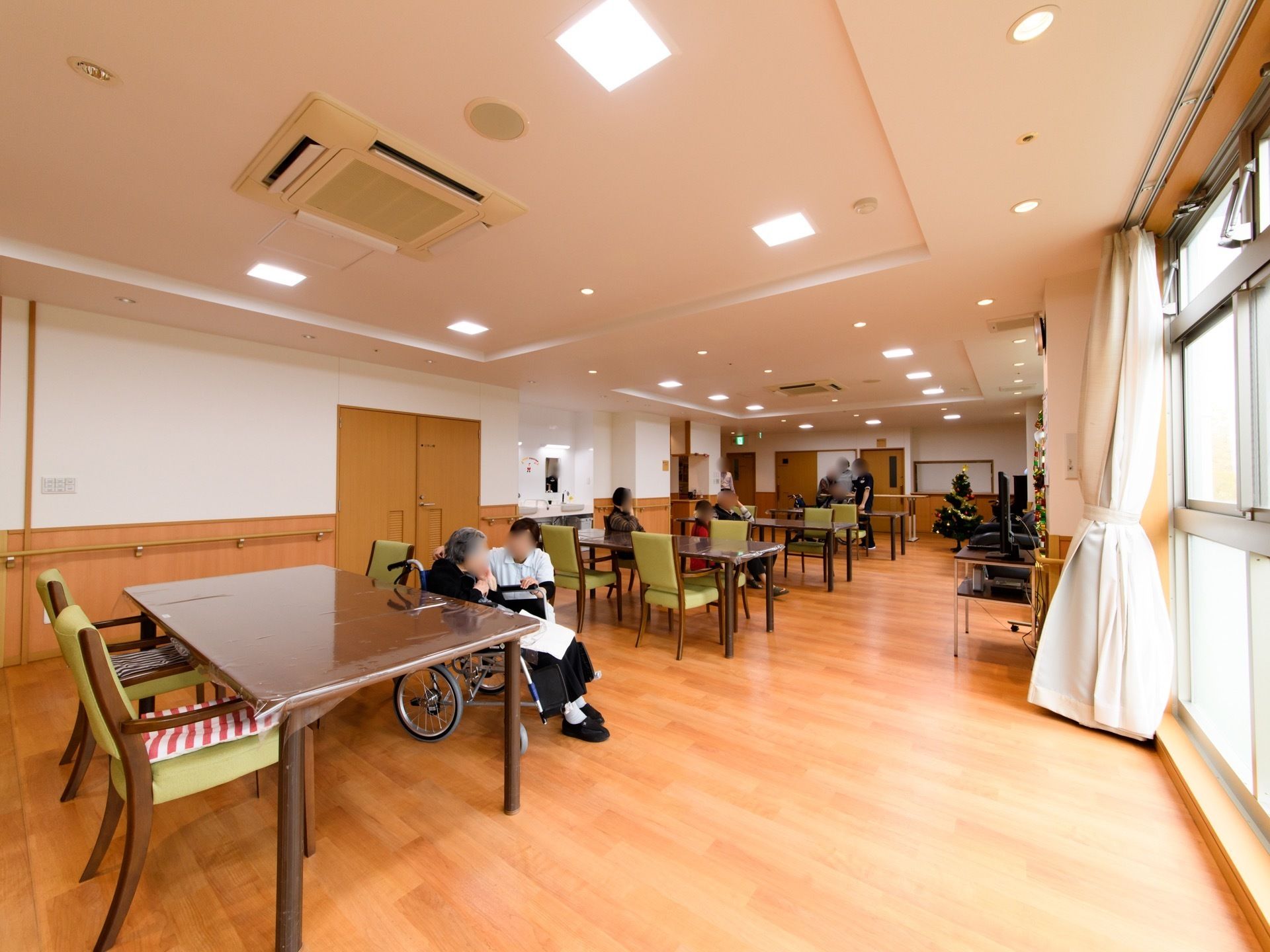 広々したスペースを確保しているリビング。食事を摂ったり、入居者様同士やスタッフと楽しく談笑したりして過ごすことができる。