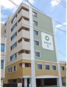 一階に駐車スペースがある、七階建てのビルのような建物