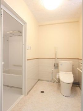 「生活支援付高齢者住宅・仁」のトイレ。ウォシュレット付きのトイレで、冬場でも冷たくならない、便座ヒーターが付いている。