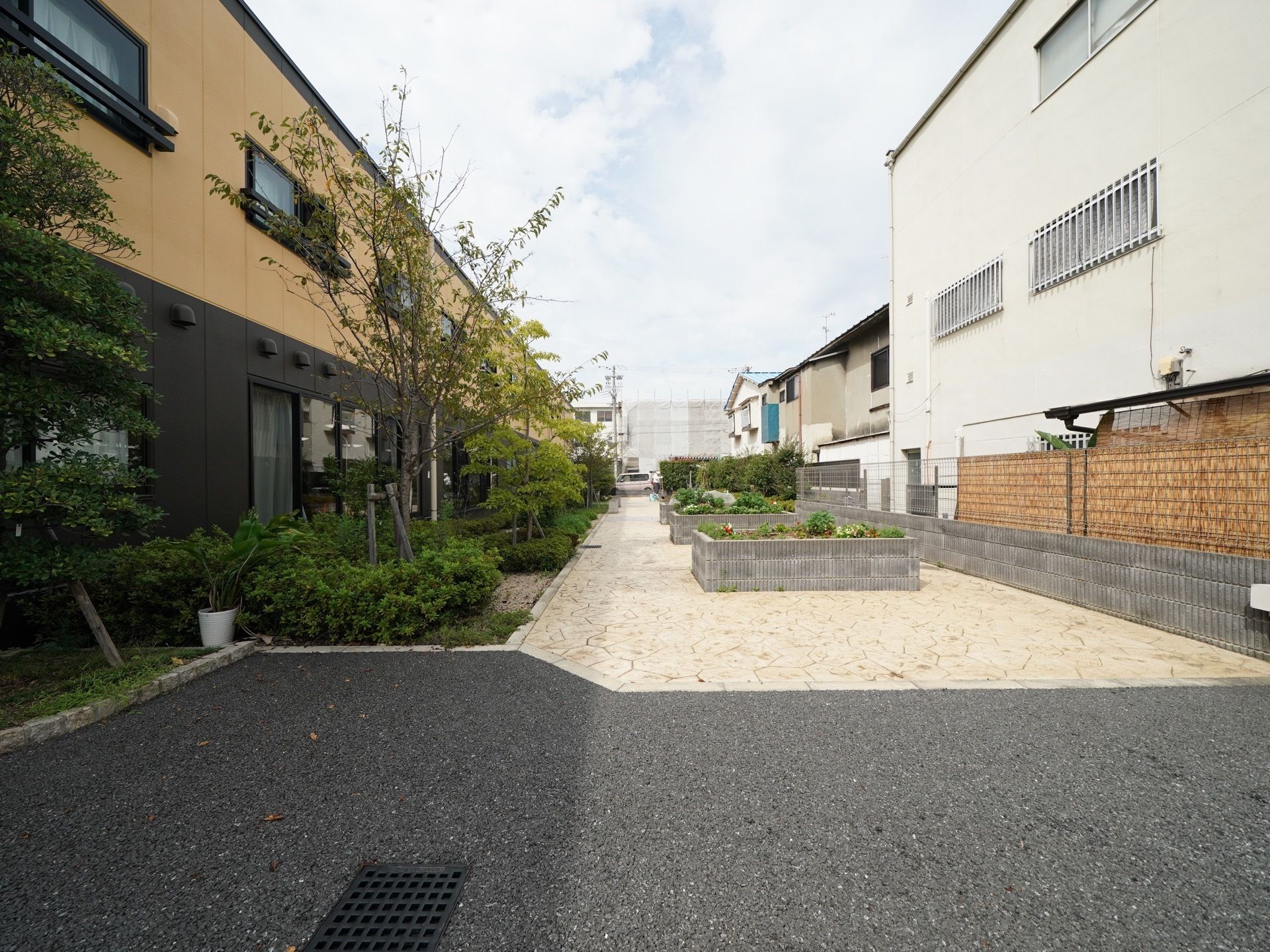 外に木や植物が植えられたガーデンがある。石畳が敷かれた場所を散歩したり、景色を眺めたりと、ゆっくりと過ごせる。