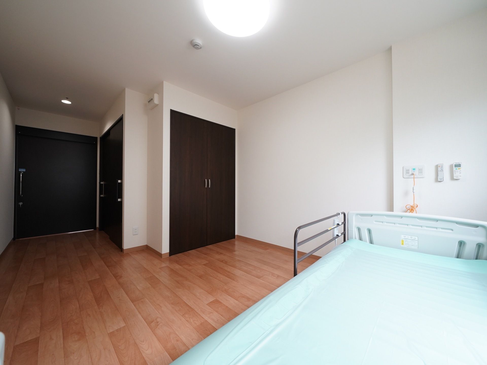 居室は一人用でもゆったり使用できる広さを確保している。フローリングを採用しているので車椅子ご利用の方も、安心して移動ができる。