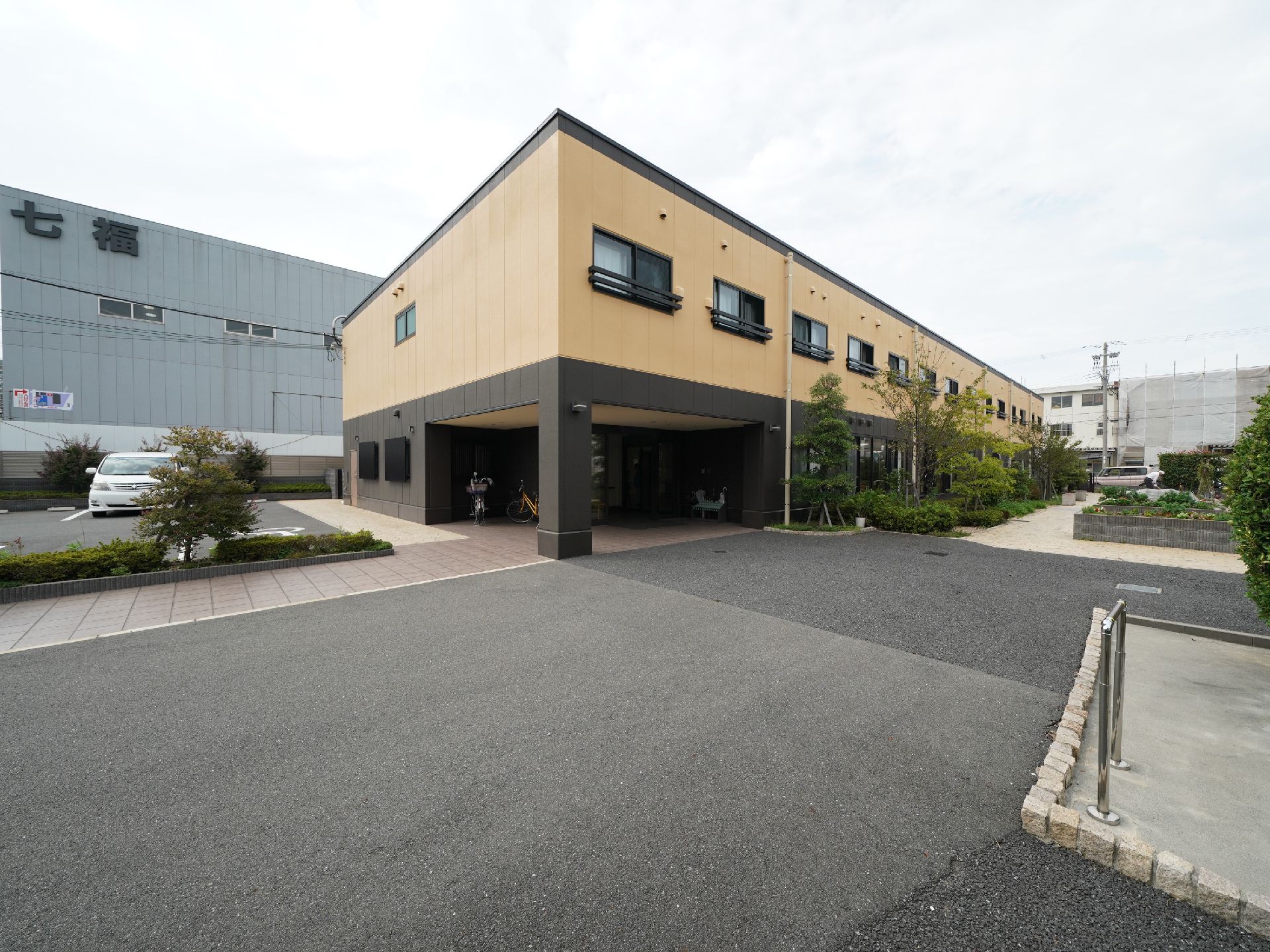 ２階建ての大規模な建物である。周辺一帯は段差のないバリアフリー構造なので、車椅子をご利用の方でも安全に移動ができる。