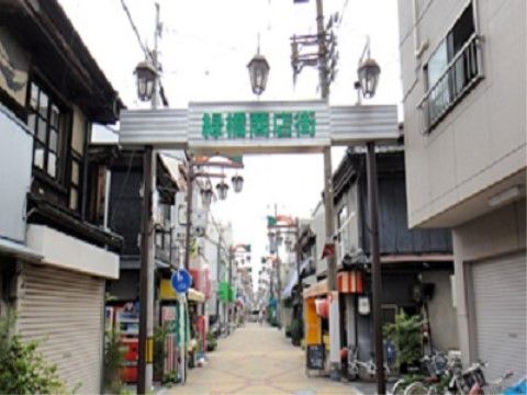 施設の近隣には商店街があり、スーパーやドラッグストアなどで買い物をすることができるほか、地域の方との交流を楽しむことができる。