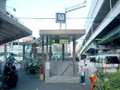 施設へのアクセスは複数の駅を使用することができ、地下鉄の駅からは徒歩７分となっており、来訪者様も気軽に来館しやすい立地である。