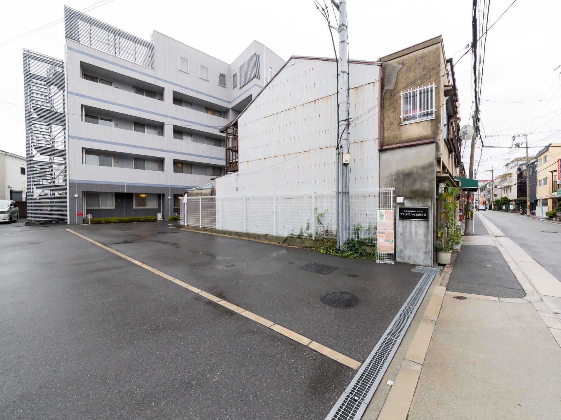 地上５階建て。周辺に大きな建物は無い。通りから少し奥まった位置にある。道路から建物まで段差や傾斜が無い。
