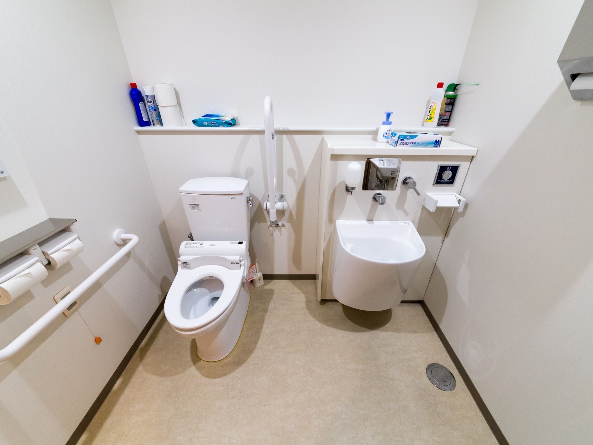 便座の横に上下に稼働する手すりを設置している。ペーパーフォルダーは２つあり、便座の後ろに予備のトイレットペーパーを用意している。