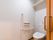 お部屋のトイレにはL字型の手すりがついているので、立ったり座ったりが楽にできる。壁には緊急時のナースコールがある。