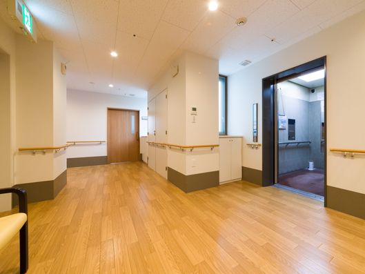 エレベーターホール前